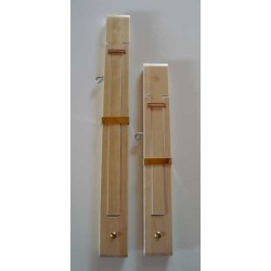 Breithalter aus Holz zur Vermeidung von zu starkem Einzug des Gewebes.